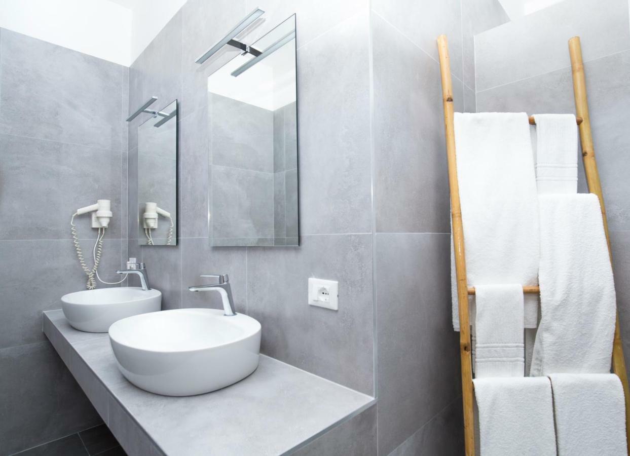 Svevo Sea House Aparthotel Весте Екстериор снимка