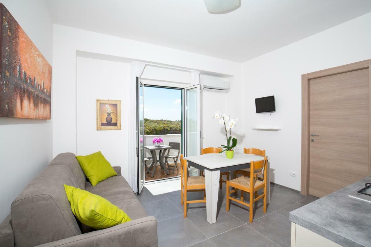 Svevo Sea House Aparthotel Весте Екстериор снимка